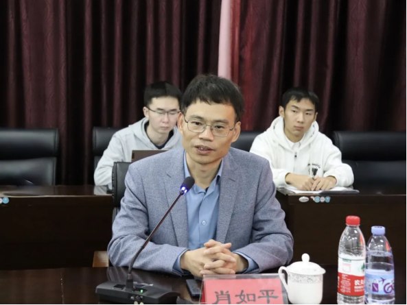 我校优秀校友、浙江大学历史学院肖如平教授应邀来中心讲学