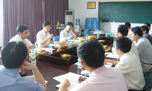 校党委副书记、校长田延光到中心指导工作(2009/6/18)